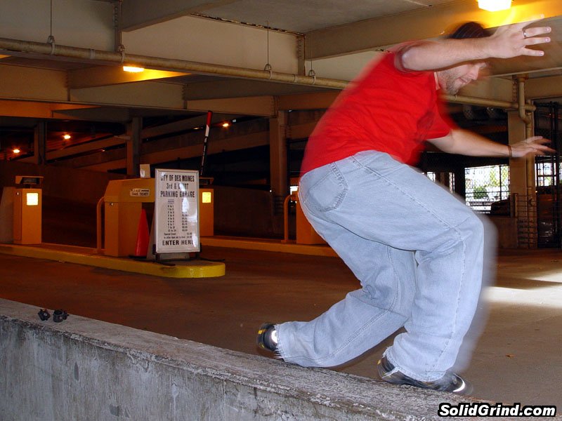 Derek Brooks with a backside farfegnugen in a Des Moines parking garage